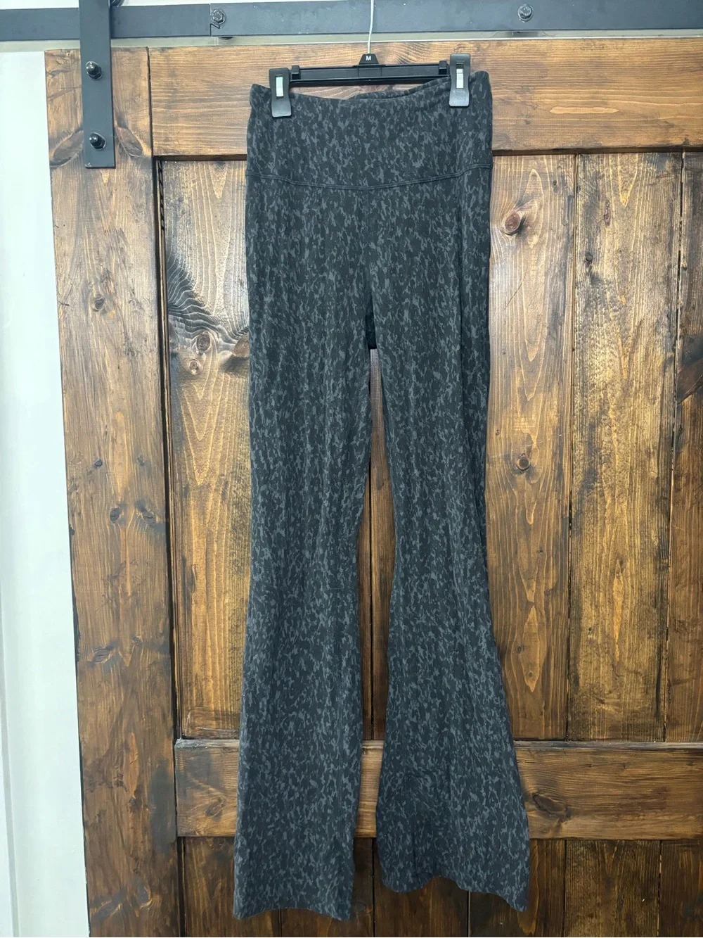 Black/grey flared yoga pants
